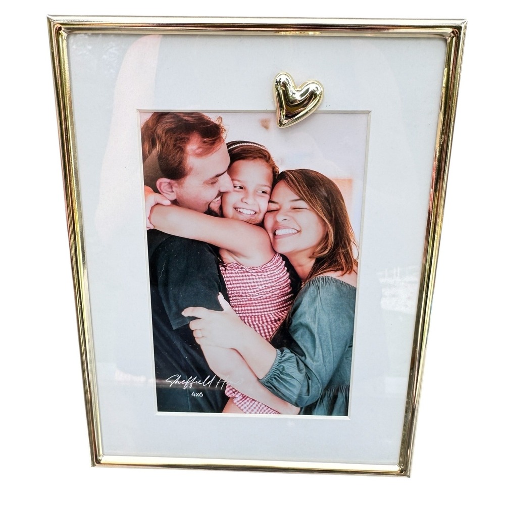 Sheffield Home Gold Metal 4x6 Photo Frame with Heart Detail 7N1046VA GLD